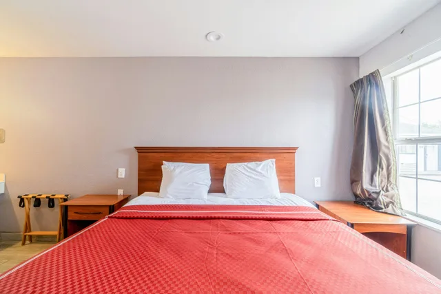 King Bed Smoking, OYO Budget Inn Falfurrias Hwy 281 3/10