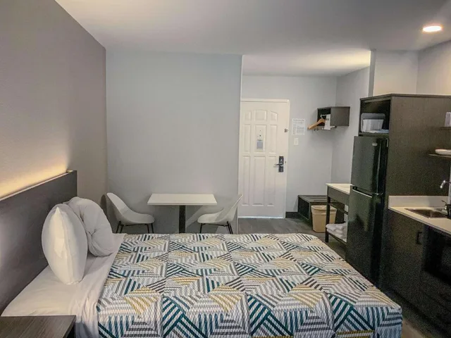 غرفة بسرير كينج بمطبخ للمدخنين، Studio6 San Angelo, TX 2/4