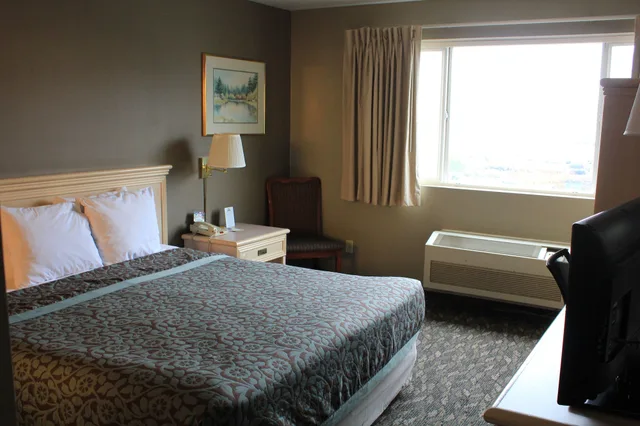غرفة قياسية بسرير كوين، Days Inn by Wyndham Seatac Airport 2/10