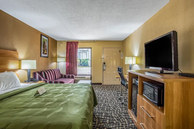 غرفة قياسية بسرير كينج للمدخنين، Quality Inn Bowling Green South 2/10