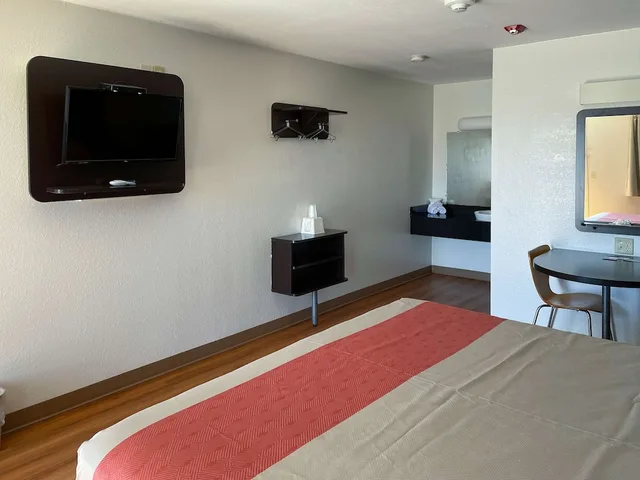 غرفة قياسية بسرير كوين للمدخنين، Motel6 Cameron, MO 2/4