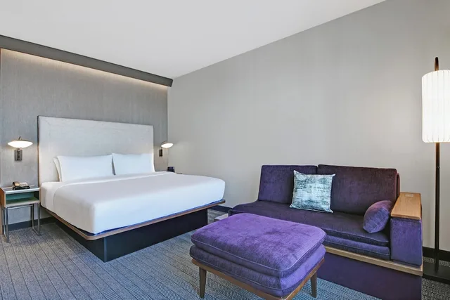 غرفة بسرير كينج مع أريكة، Courtyard by Marriott Manhattan 1/4