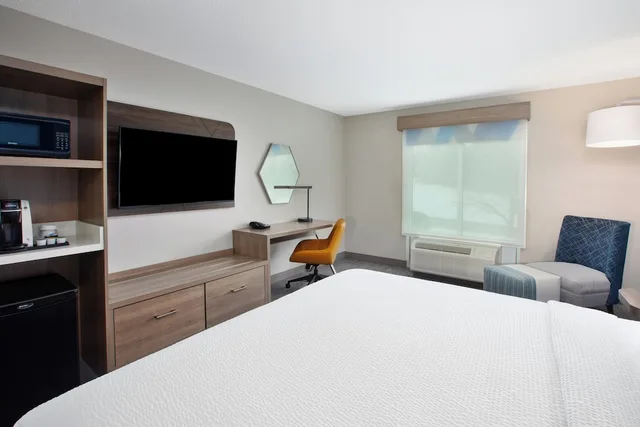 غرفة قياسية بسرير كينج مع أريكة، Holiday Inn Express Hotel Suites Grand Rapids North 1/8