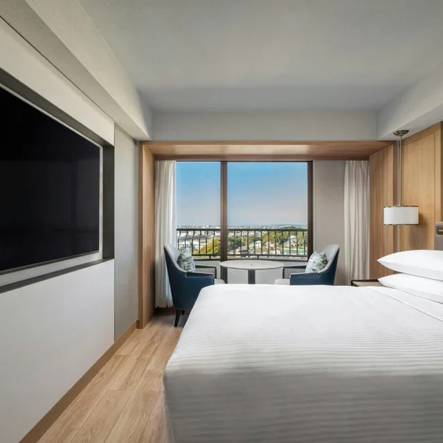 Club, Queen Bed, Grand Hamamatsu 2/6
