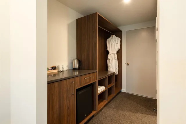 Premium, Apartment, 2 King Beds, Edgewater Hotel 5/6