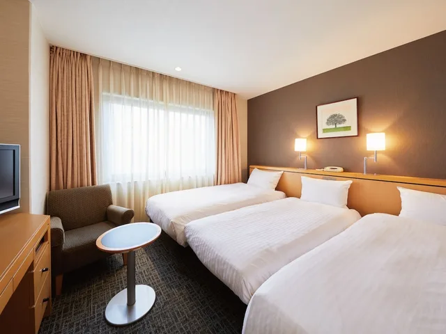 غرفة قياسية بسريرين منفصلين وثلاثة أسرّة مع سرير إضافي، Hotel Agora Osaka Moriguchi 1/4