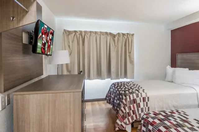 غرفة قياسية بسريرين كوين لغير المدخنين، Red Roof Inn Rochester Airport 7/10