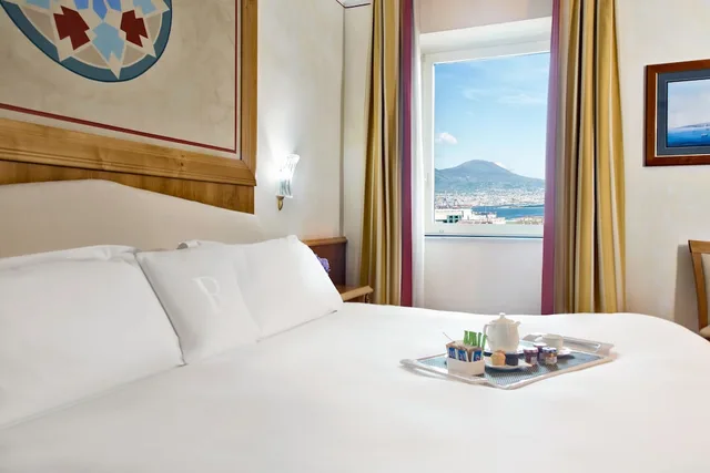 جناح بسرير كينج بغرفة نوم واحدة، Renaissance Hotel Mediterraneo 1/2