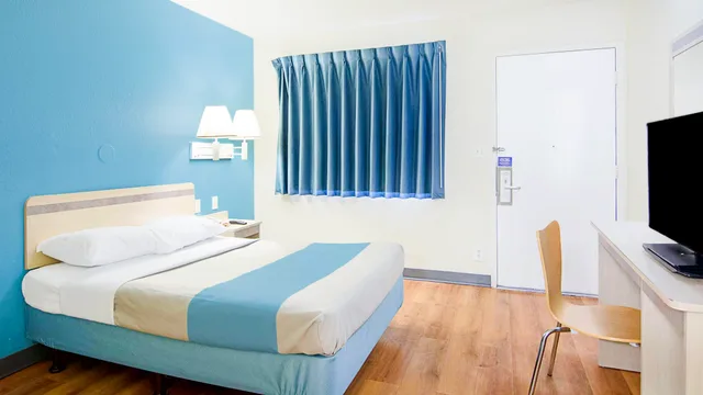 1 Full Bed - Mobility Access Tub, Nsmk، Motel6 Fredericksburg, VA - North 1/5