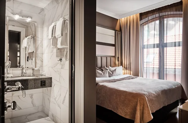 Superior, King Bed, City View, OPUS XVI 4/4