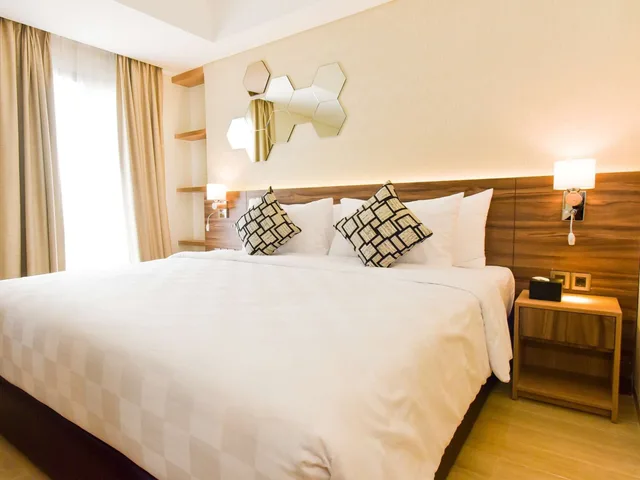 غرفة ديلوكس بسرير كوين بشرفة، Golden Tulip Essential 1/3