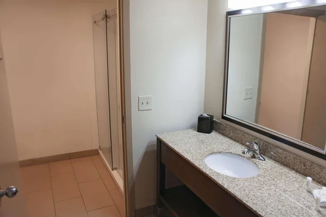 غرفة ديلوكس بسرير كينج، La Quinta Inn & Suites by Wyndham Oakland - Hayward 5/5