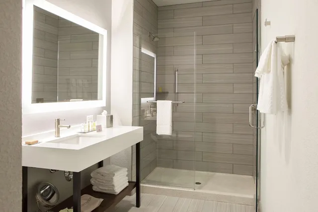 جناح استوديو ديلوكس بسرير كينج بشرفة مع أريكة، Hilton Garden Inn Minneapolis University Area 3/3