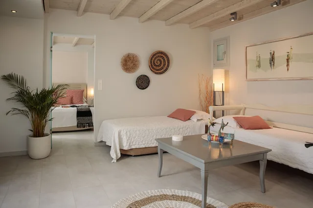 جناح ديلوكس بسرير كوين بإطلالة على البحر مع أريكة، Iria Beach art hotel 7/10
