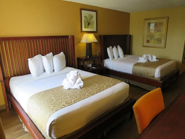 غرفة بسرير كوين بإطلالة على المسبح، B&B Hotel Orlando International Drive near Universal 2/7
