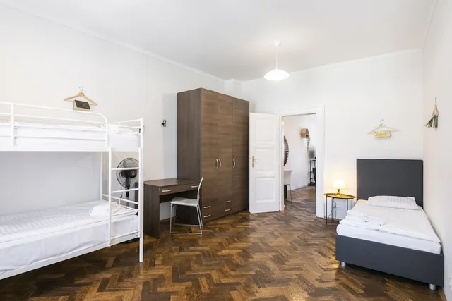 شقة بريميير بخمسة أسرّة وسرير بطابقين بغرفتي نوم مع أريكة بمطبخ، Hybernska Apartments 6/10