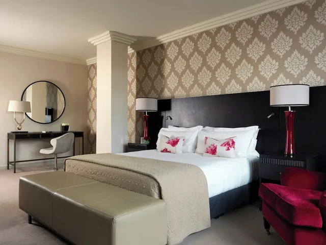 غرفة ديلوكس بسرير كينج، THE WESTBURY HOTEL 2/5
