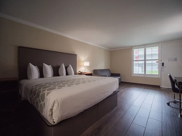 غرفة قياسية بسرير كينج، Equus Inn Ocala 2/8