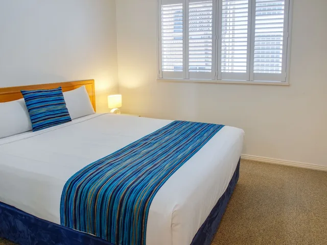 شقة بسرير كوين وسريرين منفصلين بغرفتي نوم بإطلالة جزئية على البحر، Watermark Resort 1/4