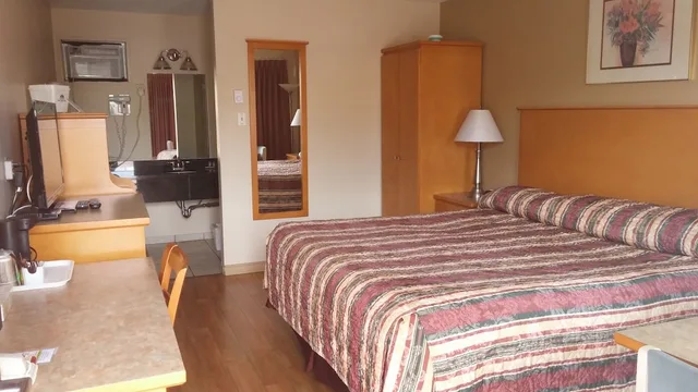 غرفة بسرير كينج يُسمح فيها بالحيوانات الأليفة، Canadas Best Value Inn Suites Vernon 5/6
