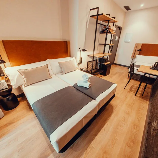 غرفة ثلاثية، Transit Hotel 1/10