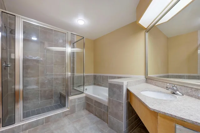 جناح بسرير كينج بشرفة بمنطقة جلوس بحوض جاكوزي، Best Western Circus City Inn 3/3