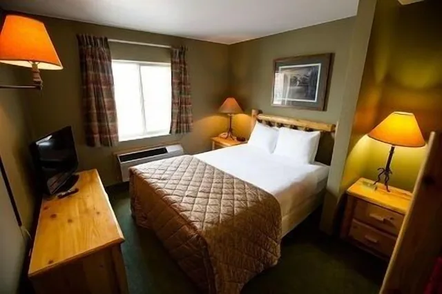 جناح بسرير كوين وسرير بطابقين وسرير بطابقين وسرير كوين مع أريكة، Cranberry Country Lodge 2/4