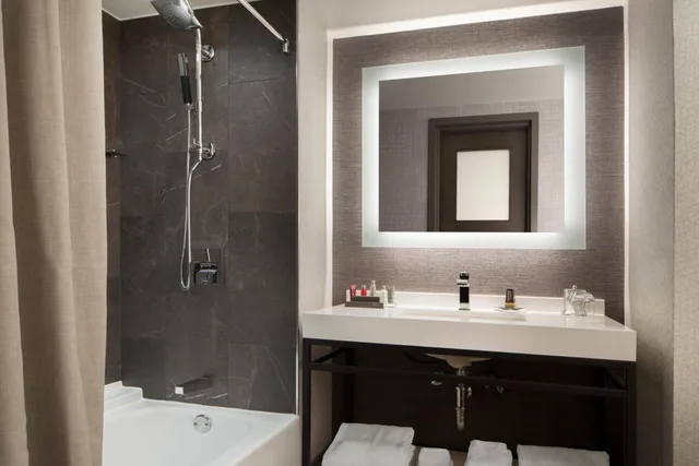 غرفة بسريرين كوين بحوض استحمام لذوي الإعاقة، Dallas Marriott Downtown 9/9