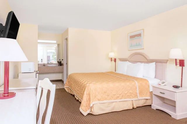 غرفة قياسية بسرير كينج، Days Inn by Wyndham Spartanburg Waccamaw 5/8