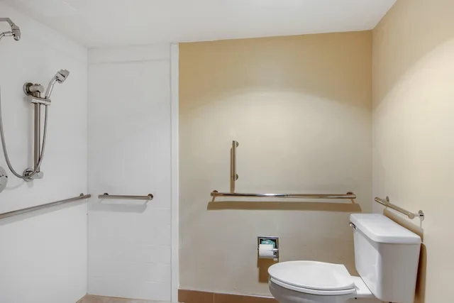 غرفة بسرير كينج لذوي الإعاقة، Comfort Inn Chester - Richmond South 8/10