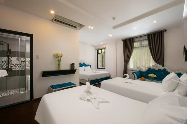 غرفة ديلوكس عائلية بسريرين منفصلين وسرير كينج بإطلالة على المسبح، Hoian Nostalgia Hotel & Spa 1/10