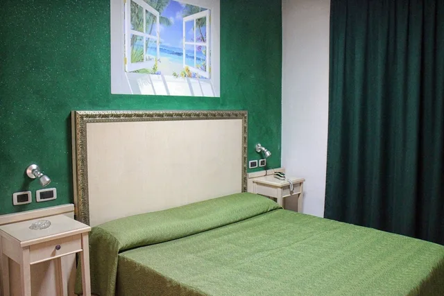 Junior Suite, 3 Beds, Orange Motel 2/2