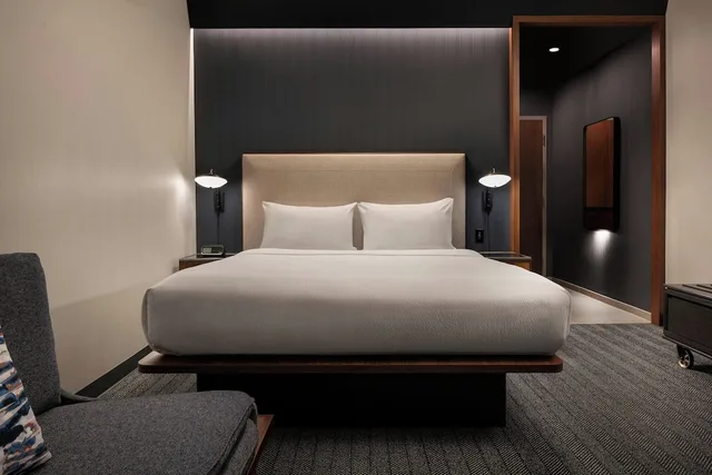 غرفة بسرير كينج مع أريكة، Courtyard by Marriott Cleveland TN 5/8