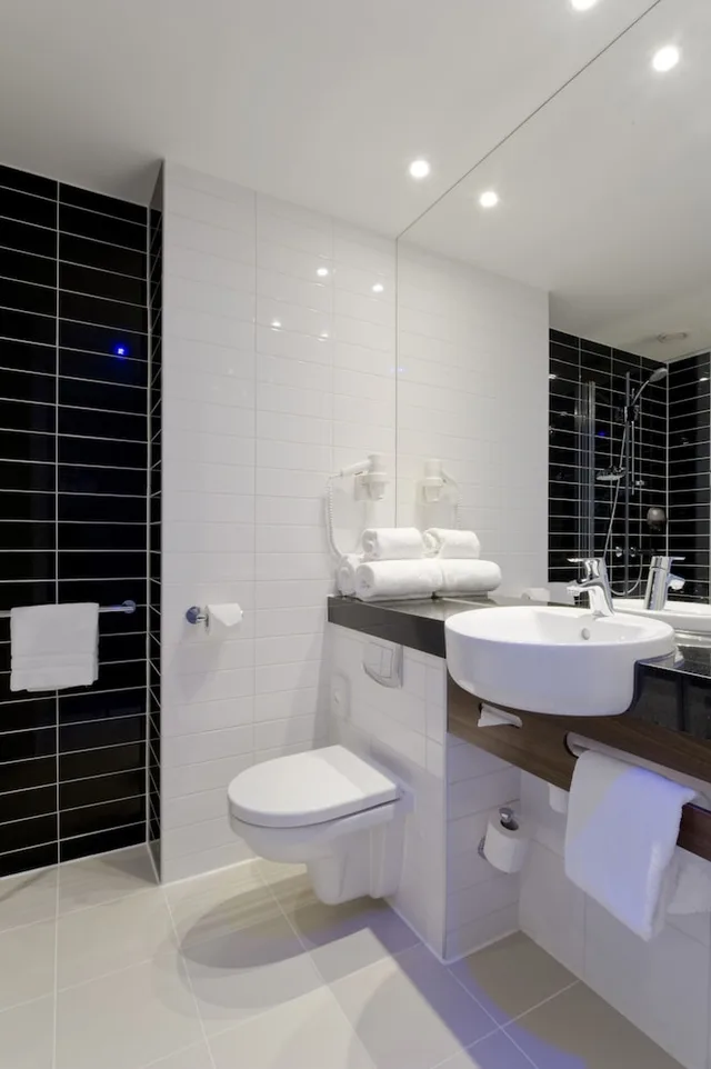 جناح بسرير فردي بغرفة نوم واحدة مع أريكة، Holiday Inn Express Amsterdam Arena Towers 5/5