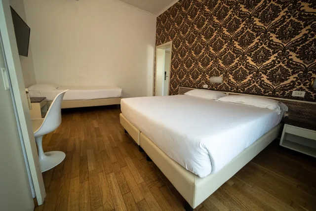 Room, Triple, Rosabianca 5/7