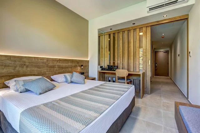 Family, Double and Twin Beds, Land View، White Olive Elite Laganas 2/6