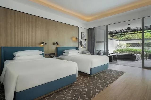 غرفة بسريرين مزدوجين بإطلالة على الحديقة، Sheraton Maoming Hot Spring Resort 1/2