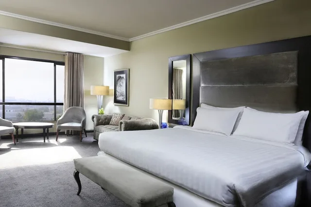 غرفة كلاسيكية بسرير كوين، Four Points by Sheraton Lahore 1/4