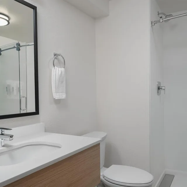 غرفة بسرير كينج وسريرين كوين، Spark by Hilton Seattle Airport 6/10