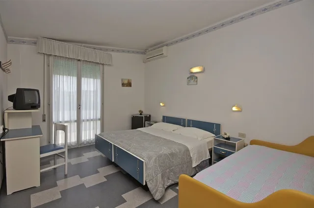 غرفة رباعية، Victory Hotel 2/5