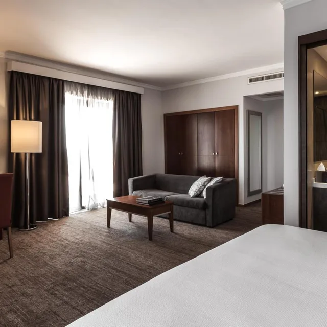 جناح سوبيريور بسرير مزدوج بإطلالة على البحر بشرفة، Radisson Blu Resort Malta St Julians 7/9
