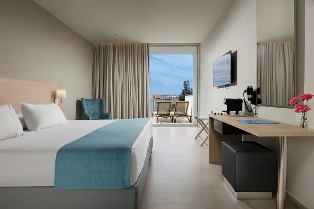 غرفة سوبيريور بسرير مزدوج بإطلالة على المسبح، Mayfair Hotel 4/8