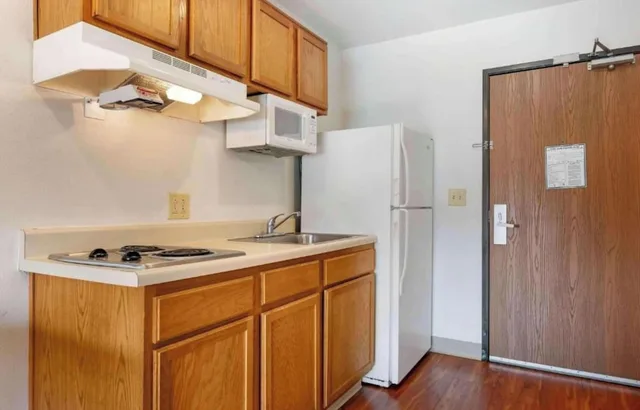 غرفة بسريرين مزدوجين بمطبخ، Studio 6 Extended Stay Cincinnati Sharonville OH 7/7