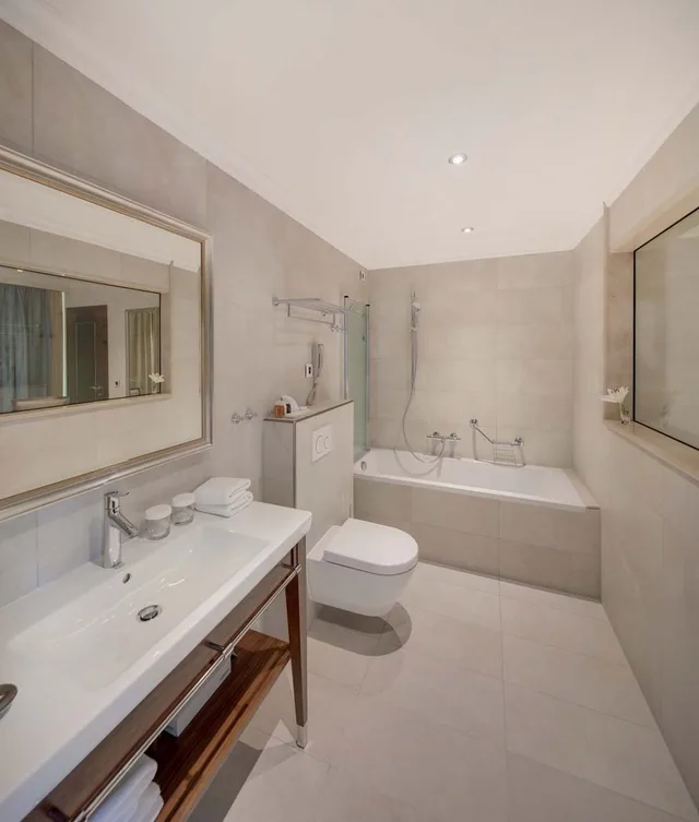 جناح جونيور بسرير مزدوج بشرفة بغرفة نوم واحدة بإطلالة جزئية على البحر مع أريكة، Hotel More Dubrovnik - Adults Only 8/10