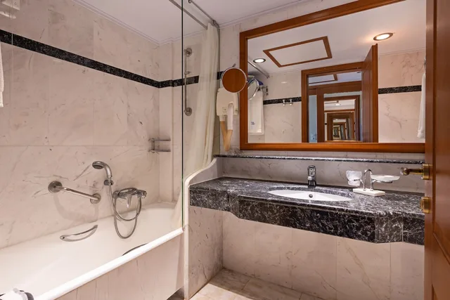 غرفة قياسية بسرير مزدوج بإطلالة على الحديقة مع أريكة، Hydramis Palace 3/3