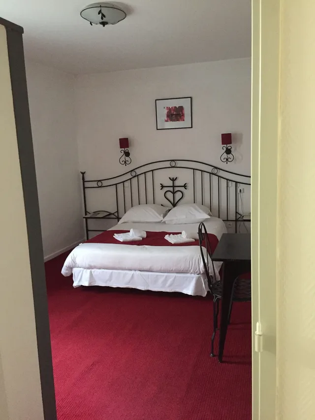 غرفة بحوض استحمام، HOSTELLERIE DE LA SOURCE 8/10