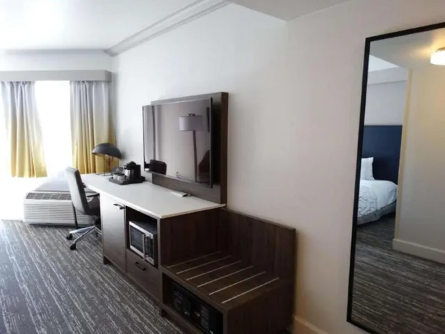 غرفة بسرير كينج مع أريكة لذوي الإعاقة، Best Western Denver East 4/4