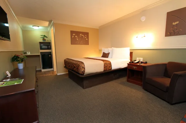 Garden, Queen Bed، Family Garden Inn Suites 1/8