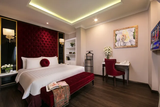 Luxury, Suite, King Bed, Flora Centre Hotel & Spa 2/4