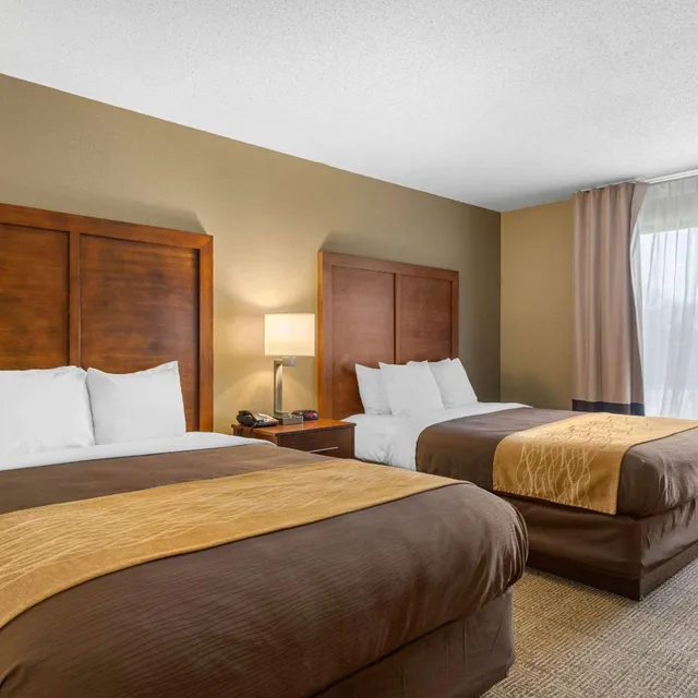 غرفة بسريرين كوين مع أريكة، Comfort Inn & Suites Peachtree Corners - Norcross 1/9